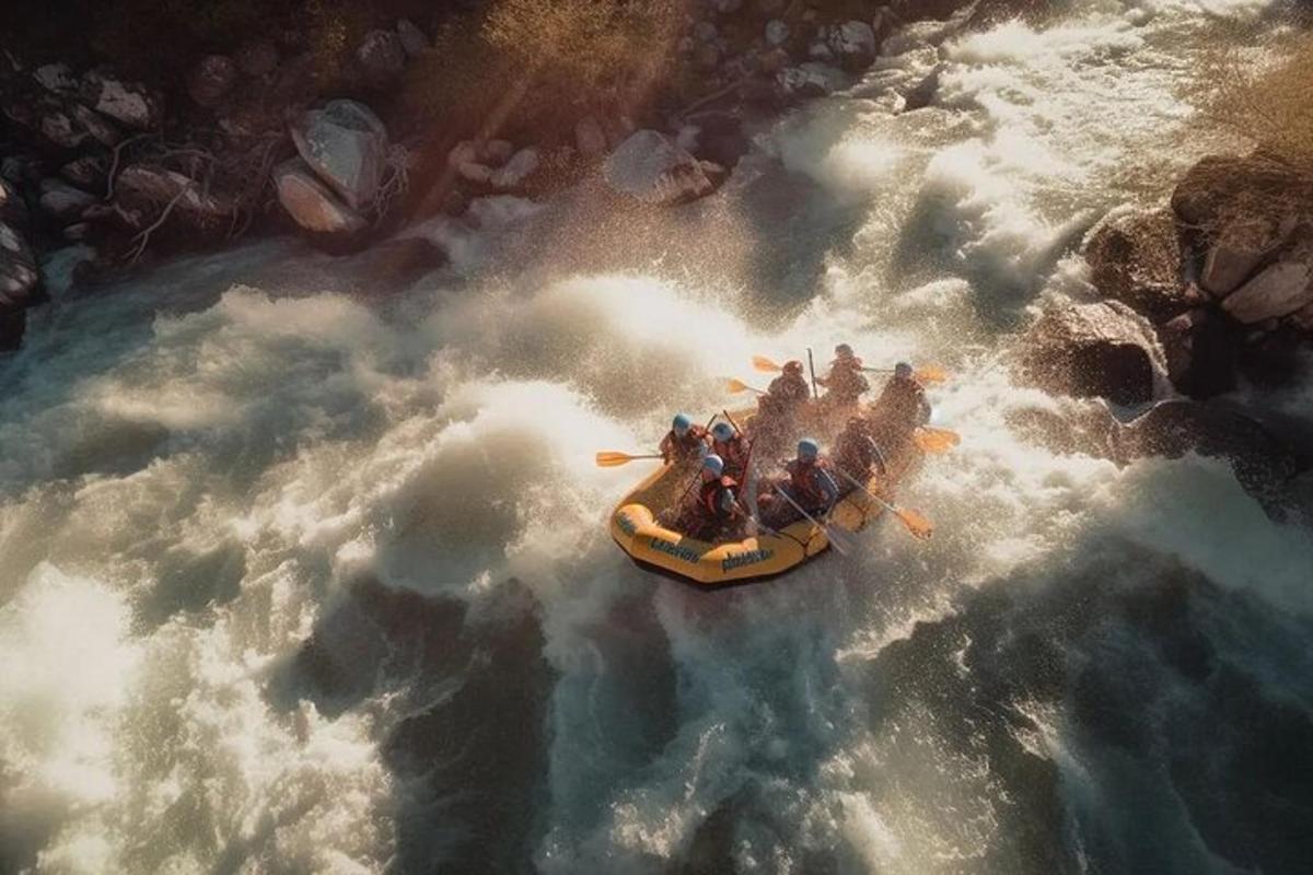 um grupo de pessoas em uma jangada em um rio