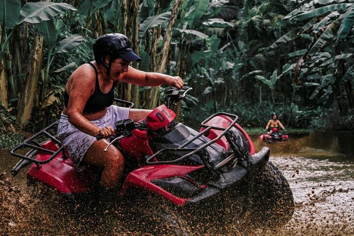 una donna che guida una moto da cross nel fango