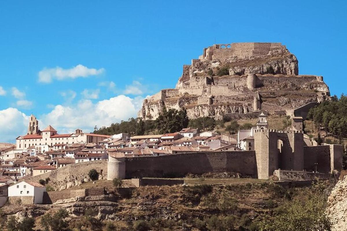 un pueblo en la cima de una montaña