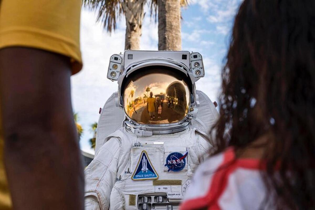 una persona in tuta da astronauta con una telecamera sulla testa