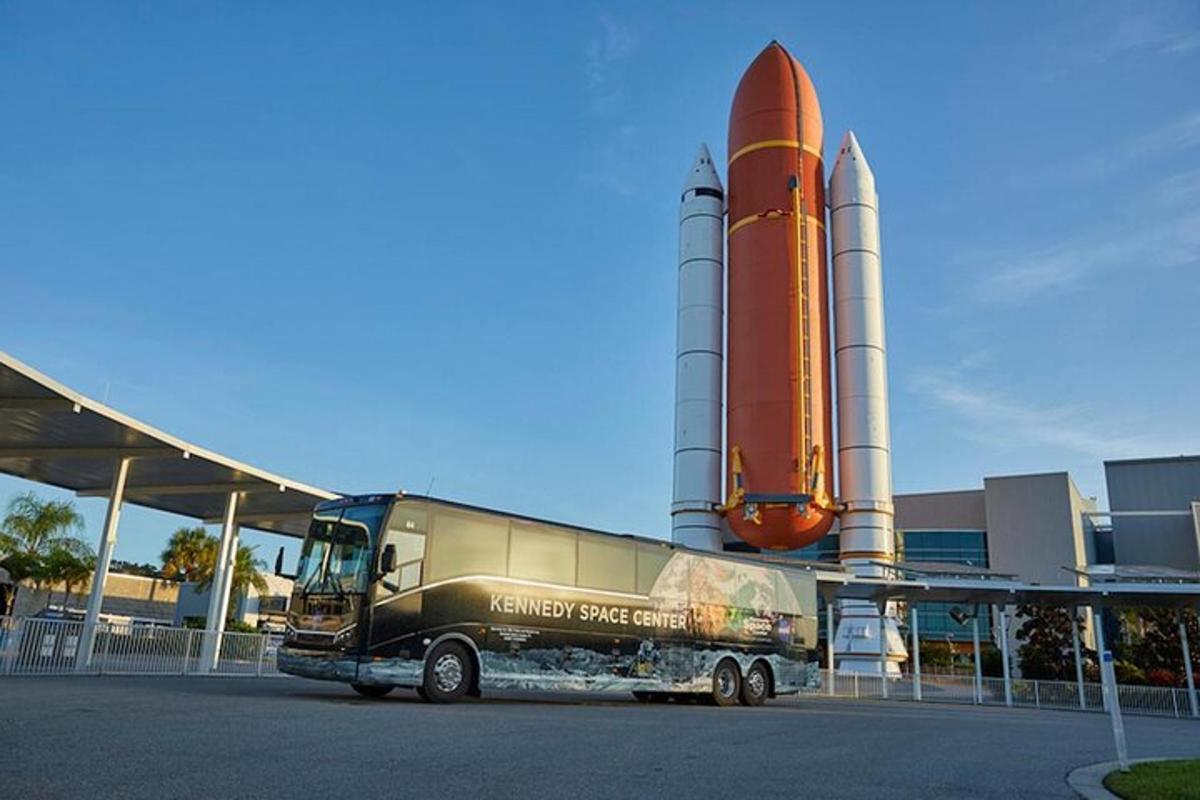 buss, mis on pargitud hoone ette koos kosmosesüstikuga