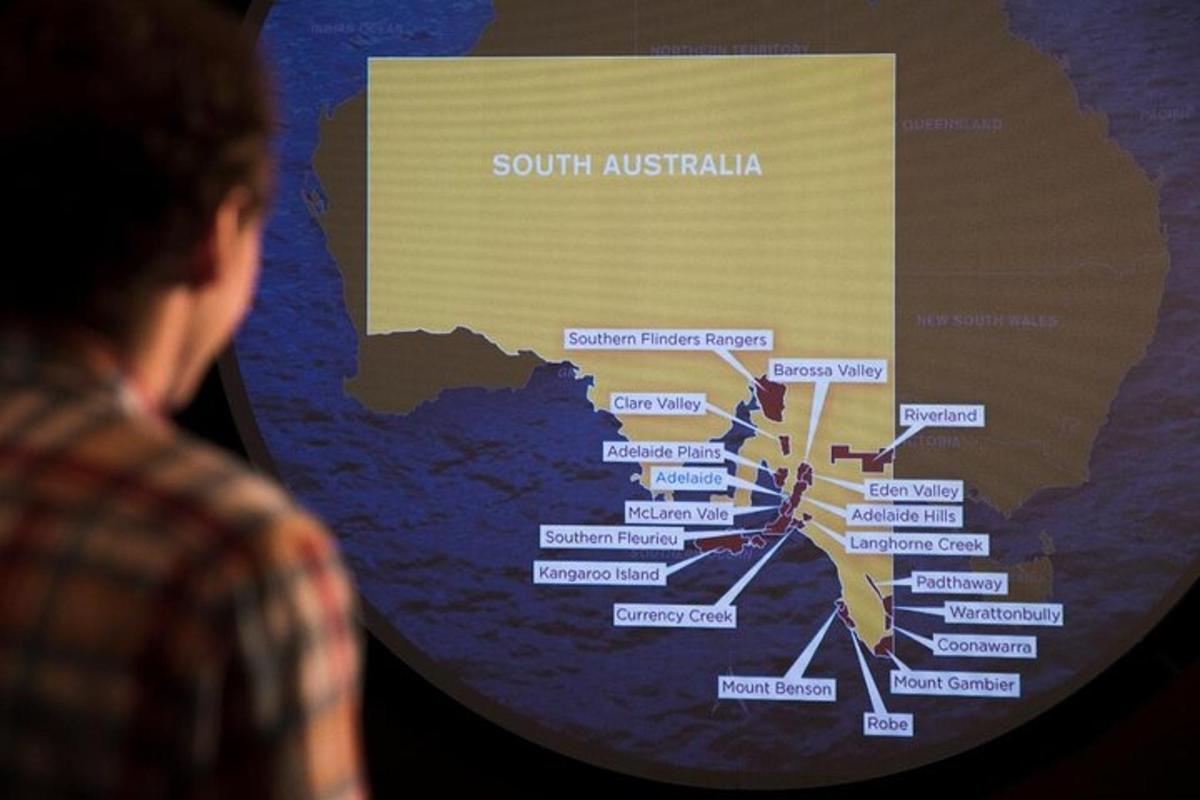 un uomo che guarda una mappa dell'Australia meridionale