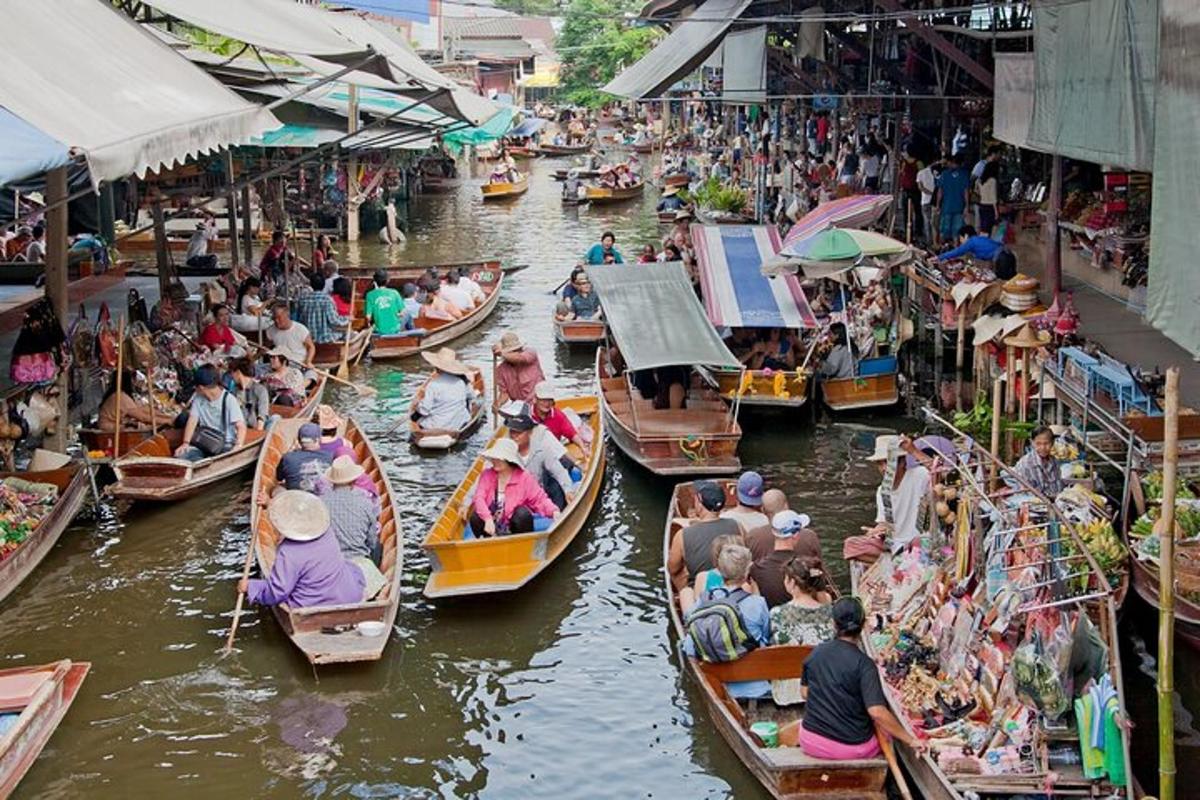 un grupo de personas viajando en botes en un río