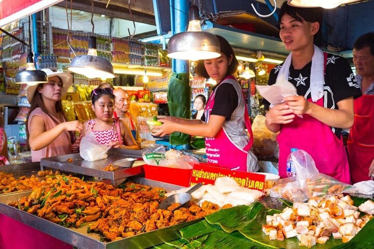sekumpulan orang yang menyediakan makanan di pasar