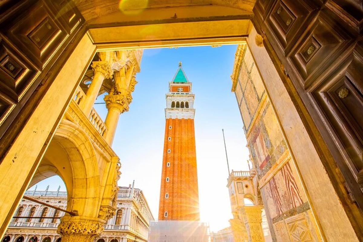 uma torre de relógio em uma cidade com um edifício
