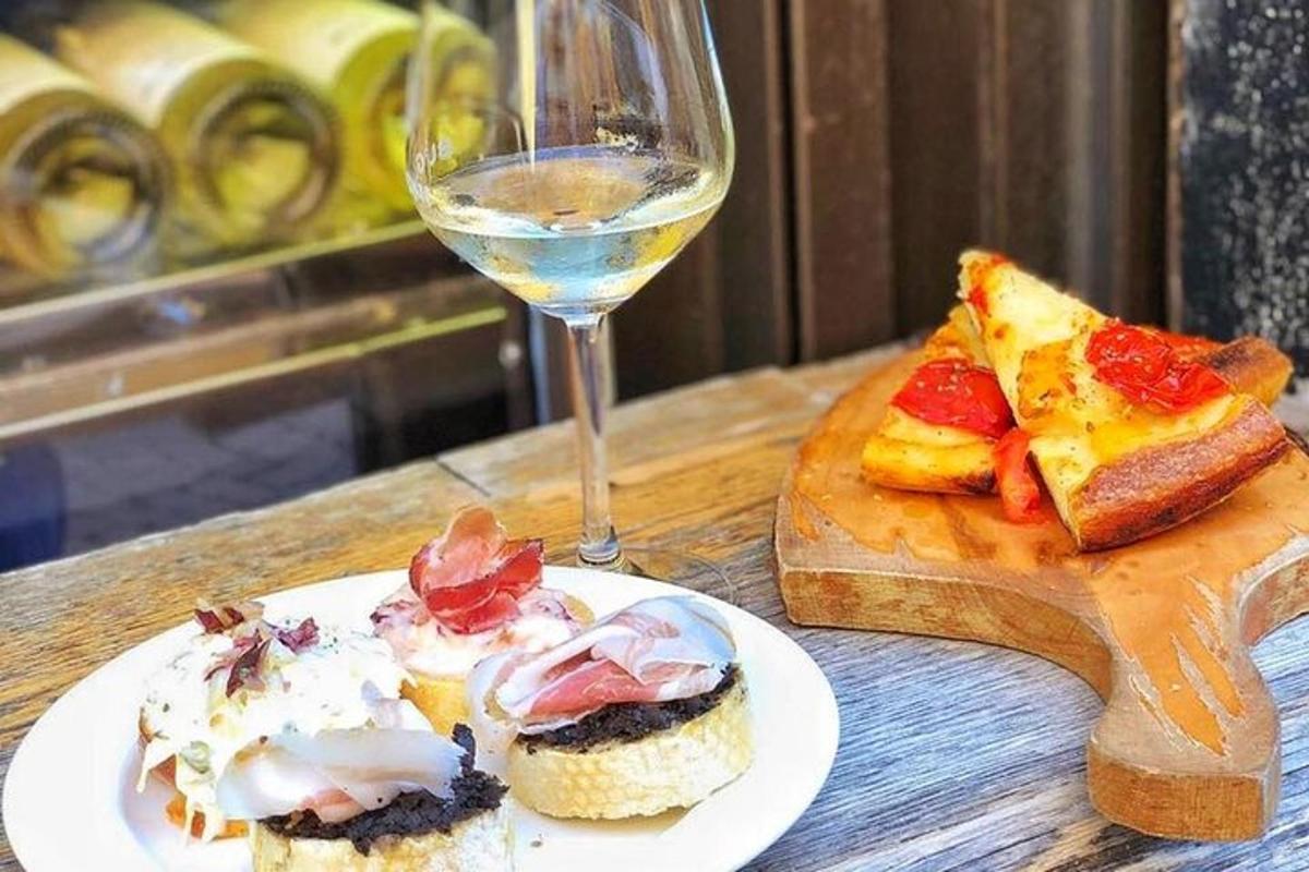 miza s krožnikom hrane in kozarcem vina