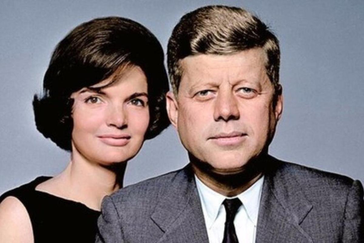 un uomo e una donna posano per una foto