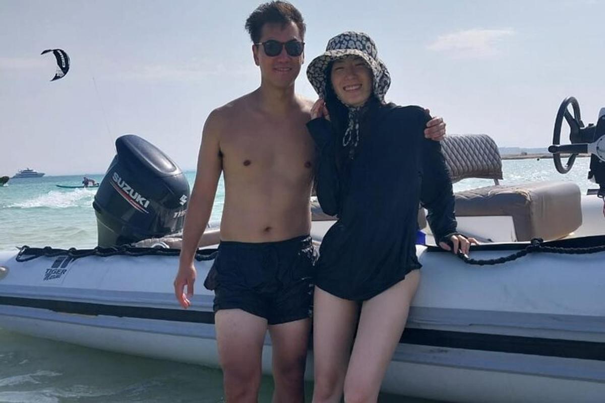 muž a žena stojící vedle lodi