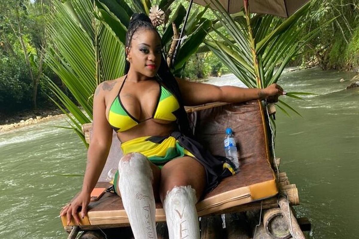 một người phụ nữ mặc bikini ngồi trên bè trên mặt nước
