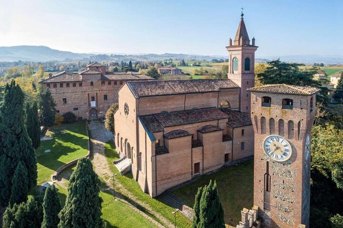 un grande edificio con una torre dell'orologio di fronte