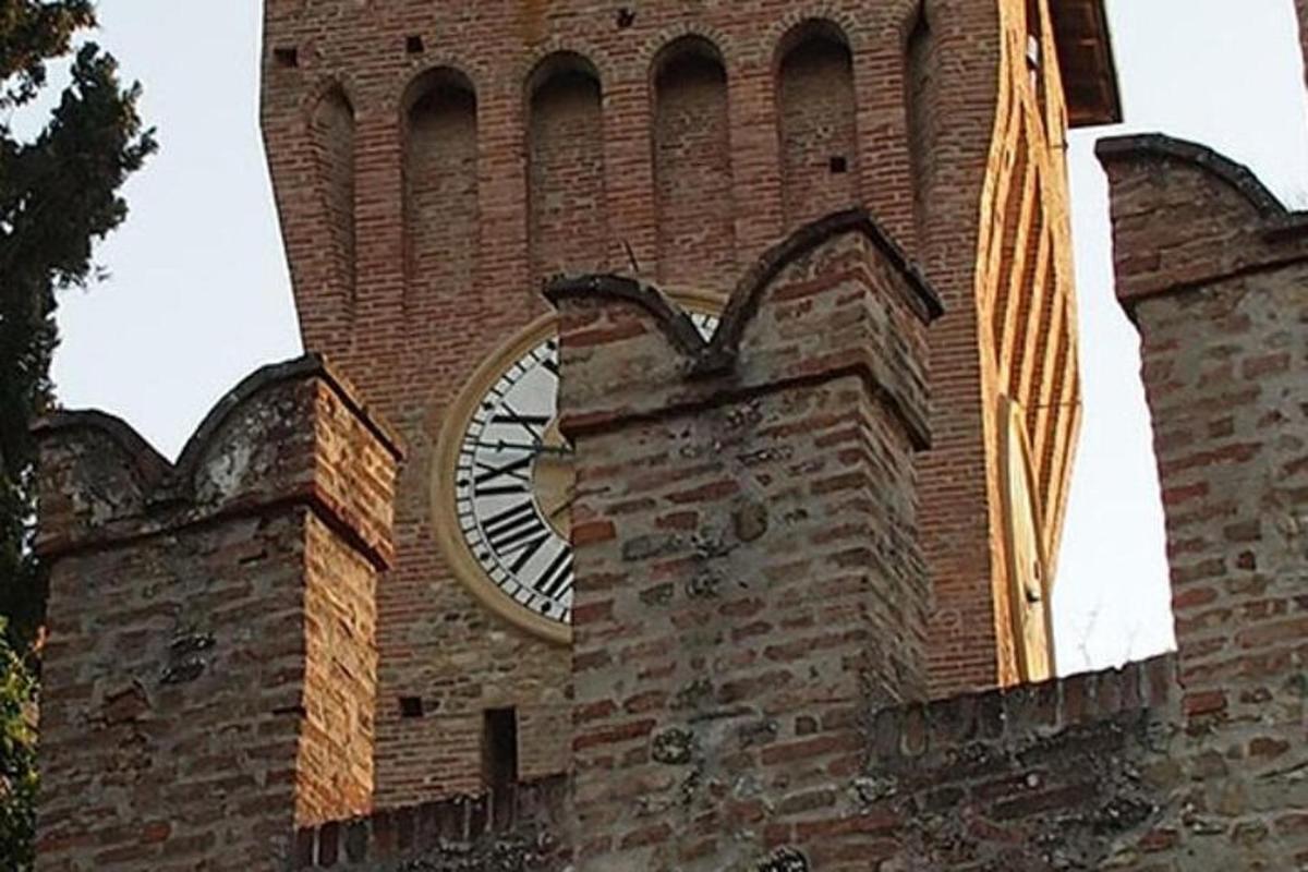 un'alta torre di mattoni con un orologio sopra