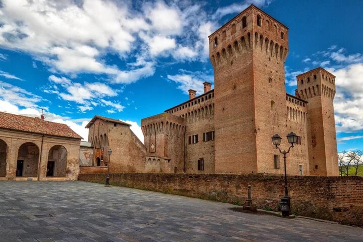 un grande castello con due torri e un cielo