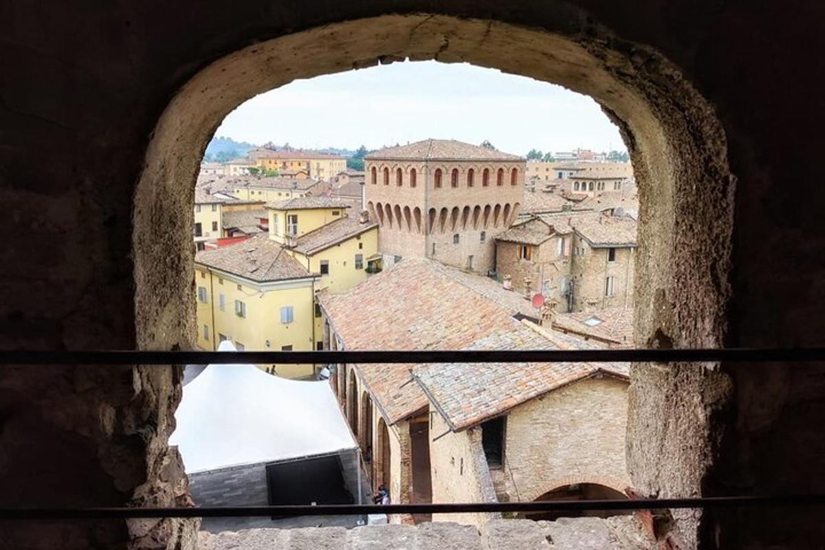 una vista di una città da una finestra