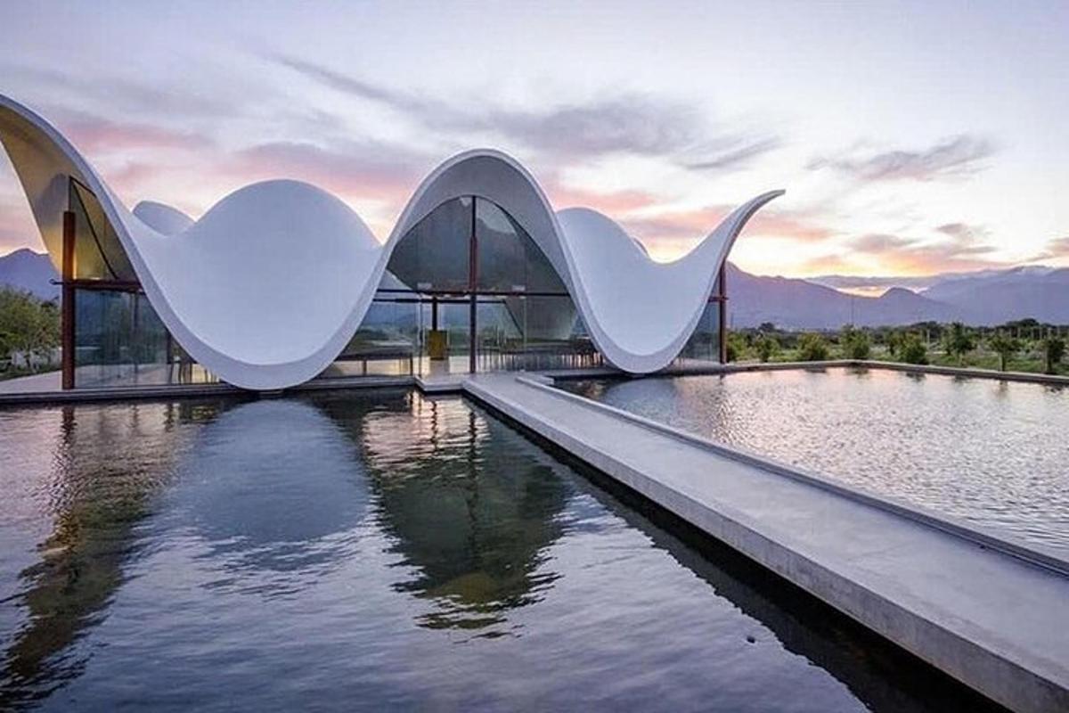 uma representação de um edifício com uma piscina de água