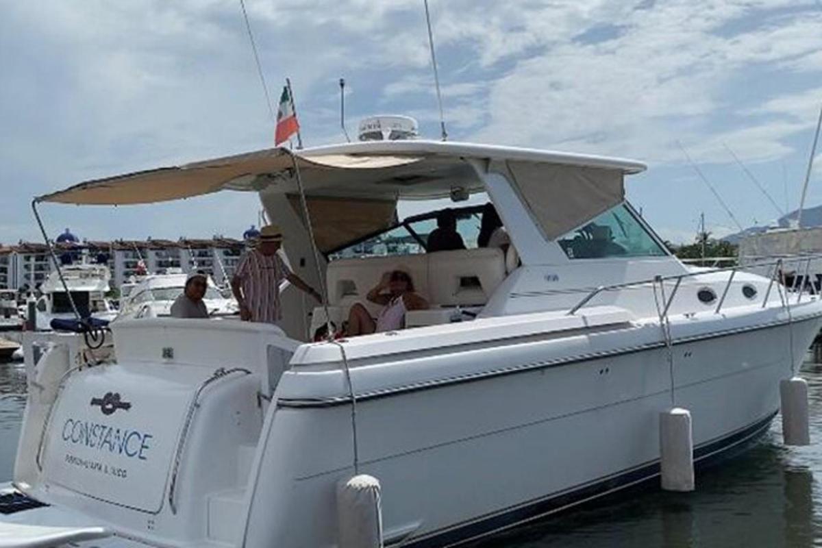 una barca bianca è attraccata in acqua
