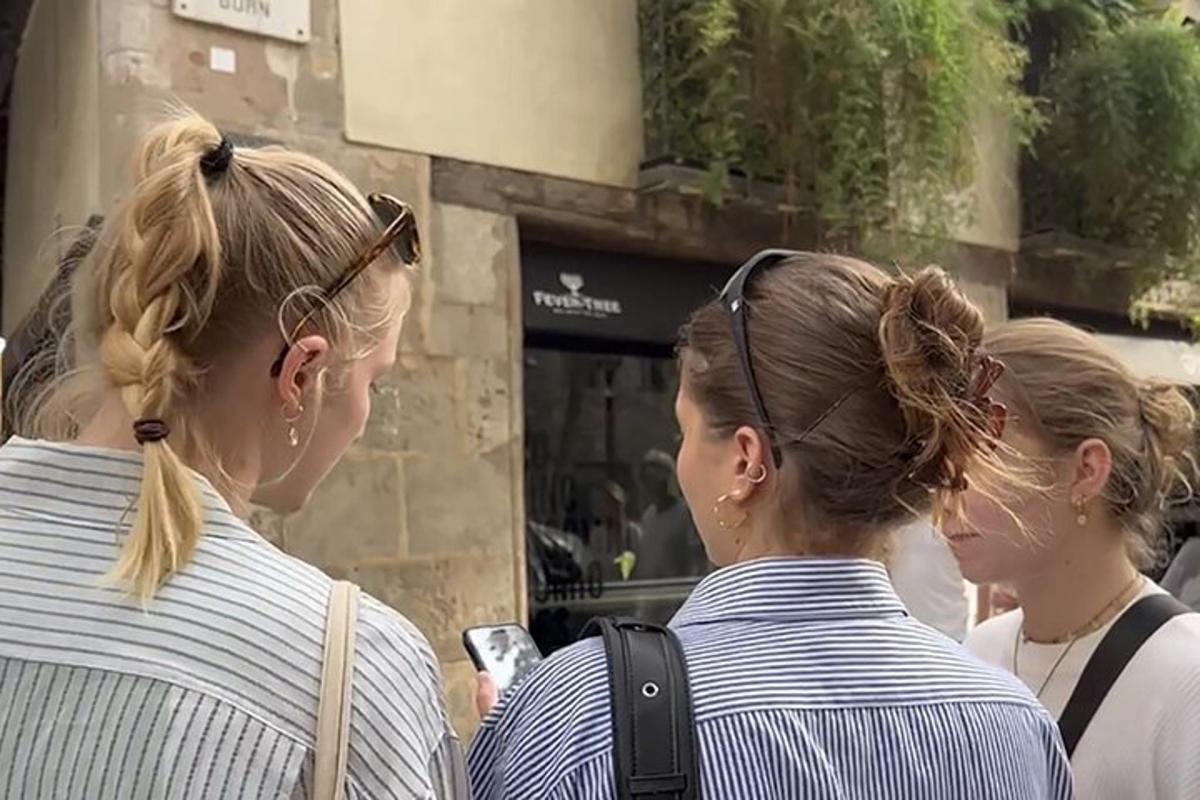 dvě ženy jdoucí po ulici
