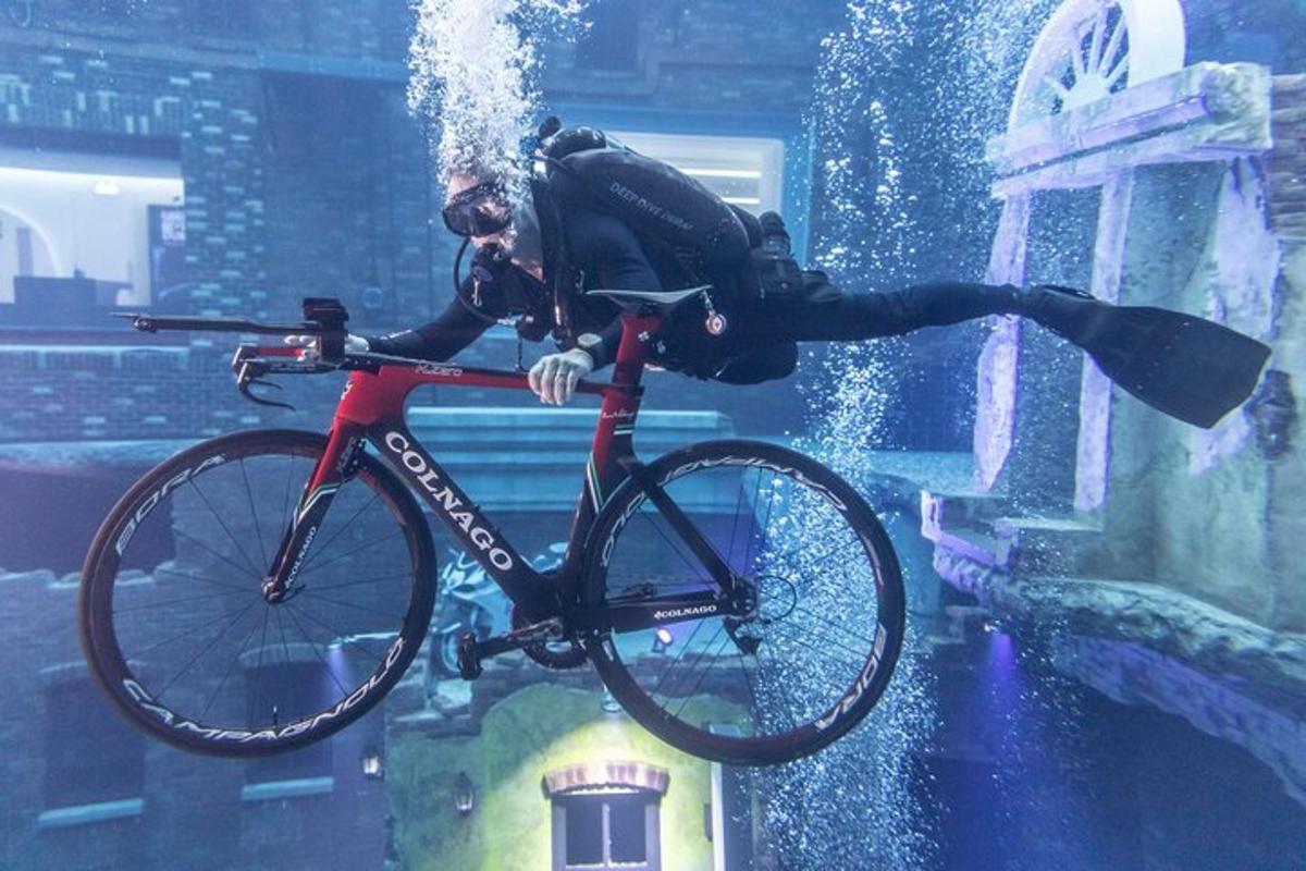 uma pessoa está fazendo uma manobra em uma bicicleta