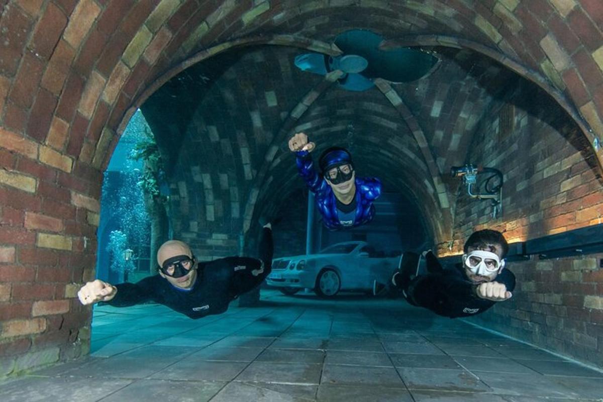 um grupo de três homens mascarados em um túnel