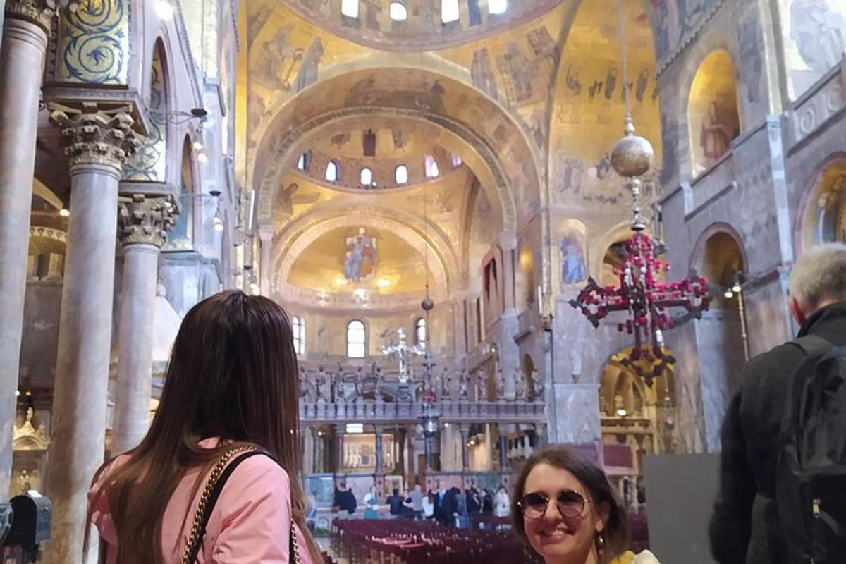 két ember áll egy nagy templomban, amelynek épülete van