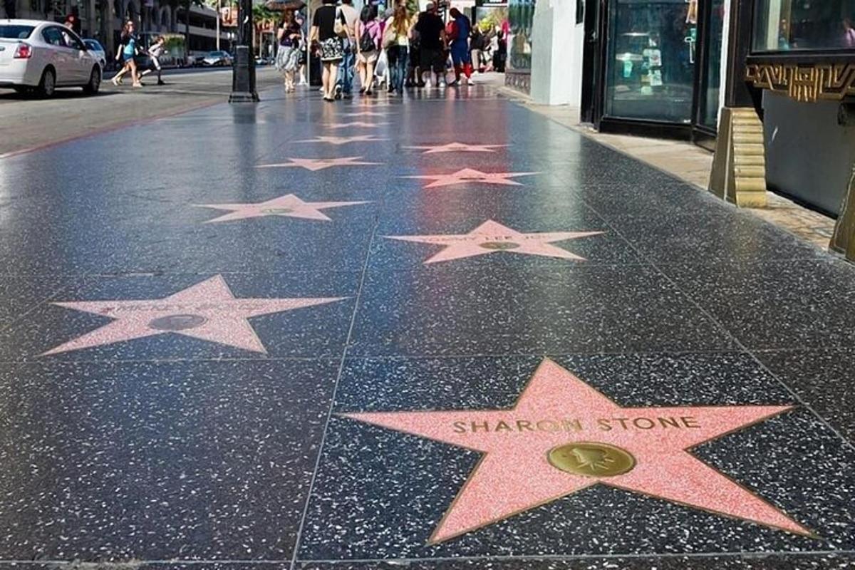 una filera d'estrelles a la vorera d'un carrer