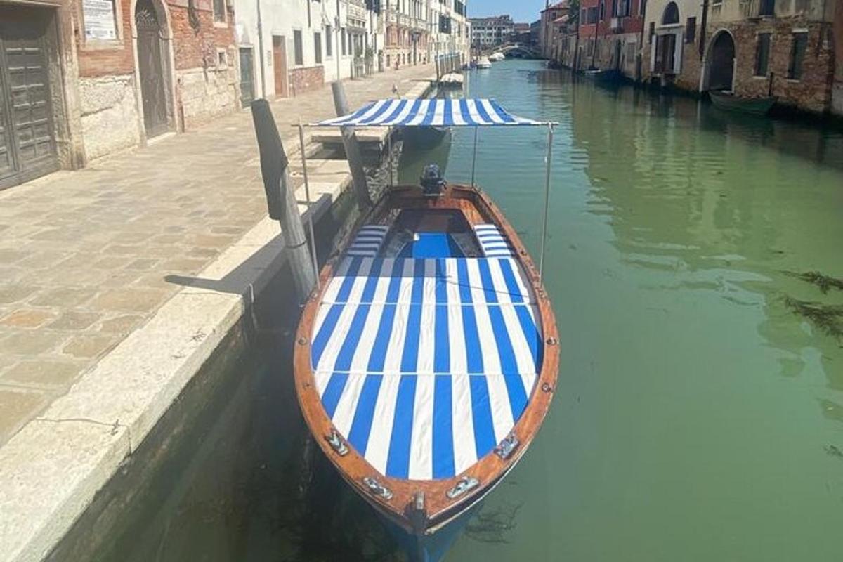 um barco azul e branco estacionado em um canal