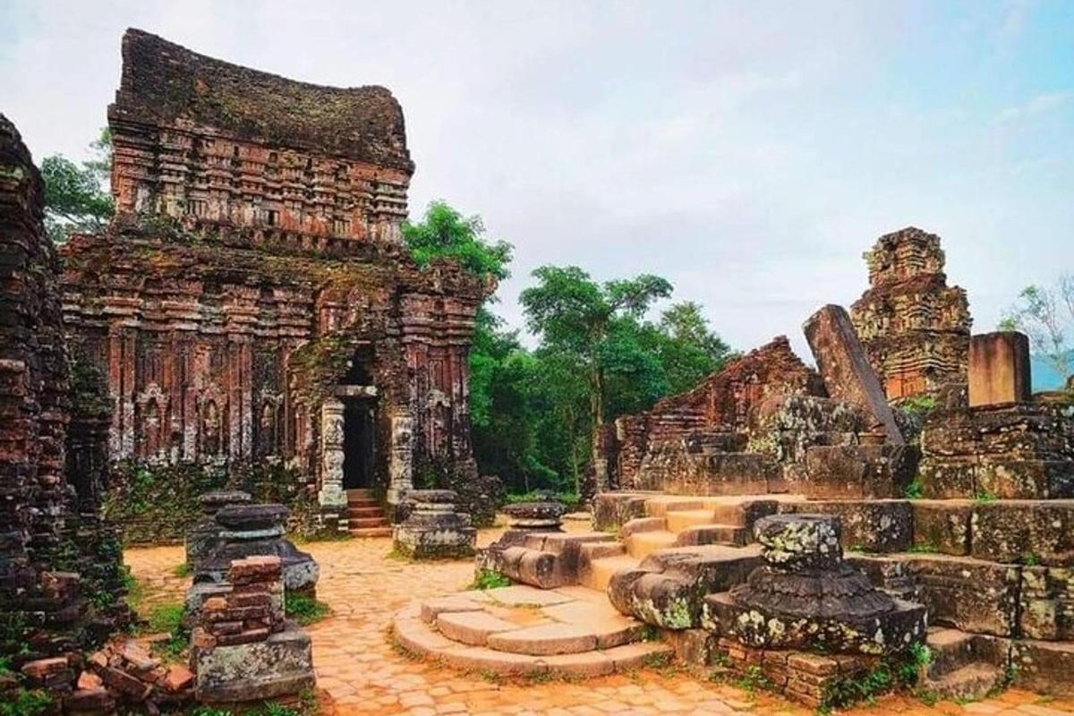 un temple antic amb un edifici al fons