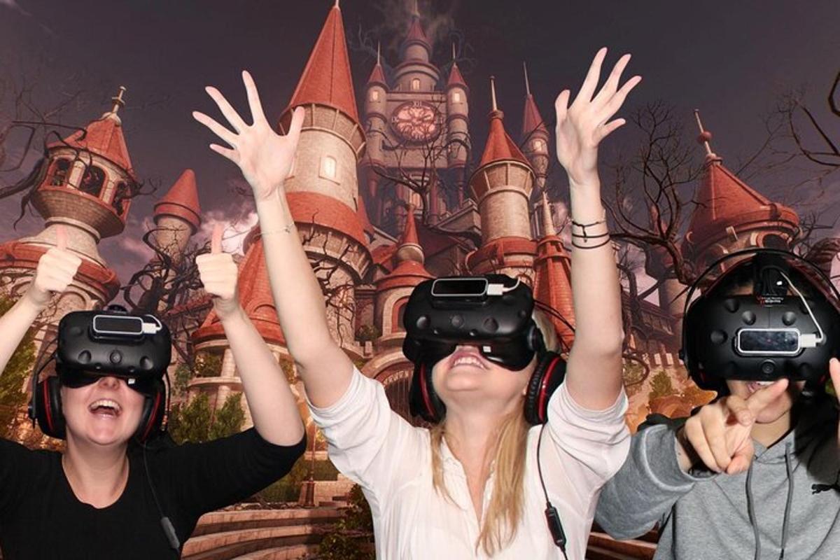 lidé s brýlemi pro virtuální realitu před hradem