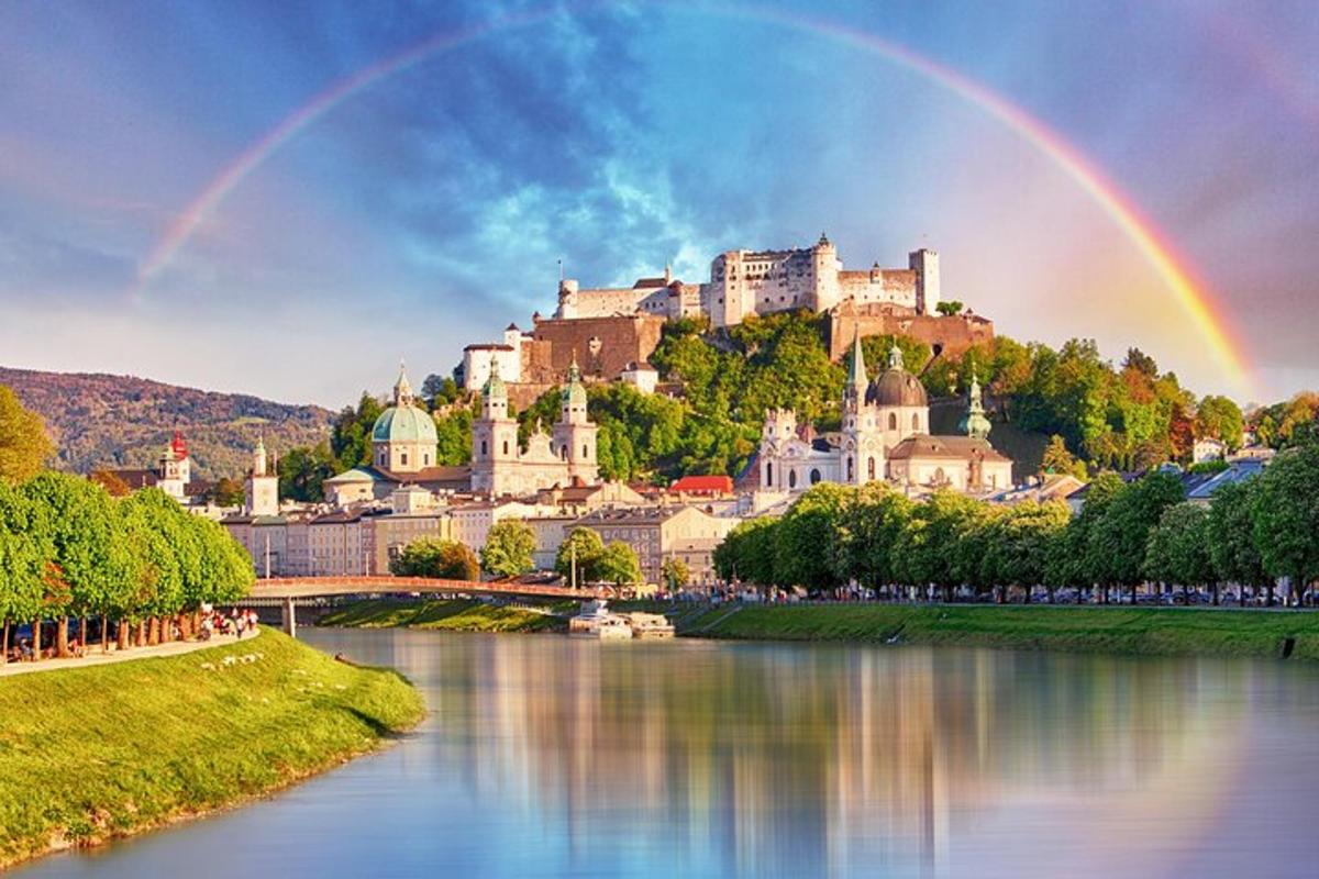 eine Stadt mit einem Regenbogen über einem Fluss mit einer Burg