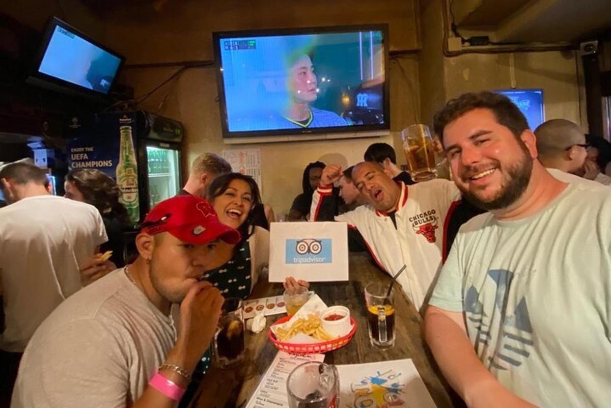 un gruppo di persone sedute al bar con del cibo