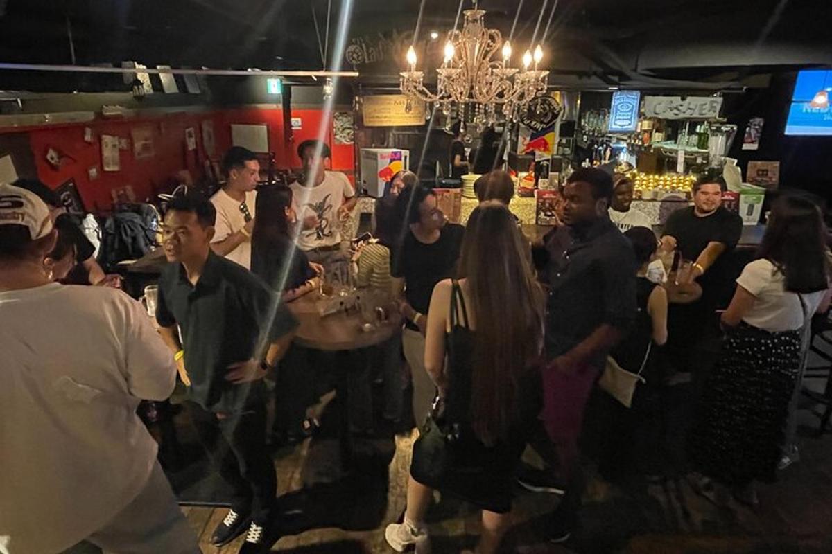 un gruppo di persone in piedi in un bar