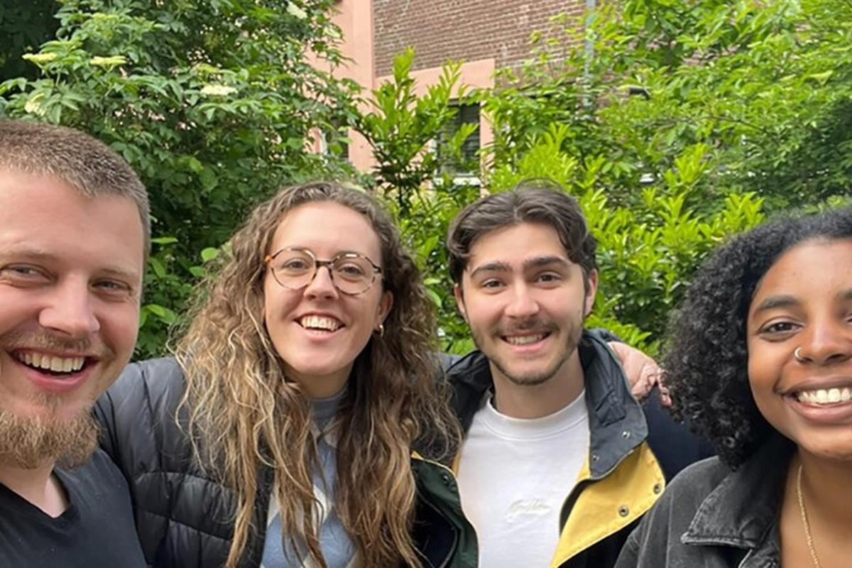 un grupo de personas posando para una foto