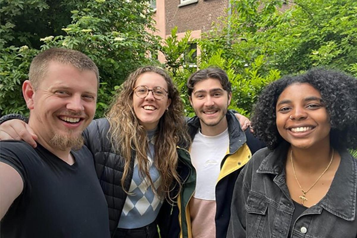 un gruppo di persone che posano per una foto
