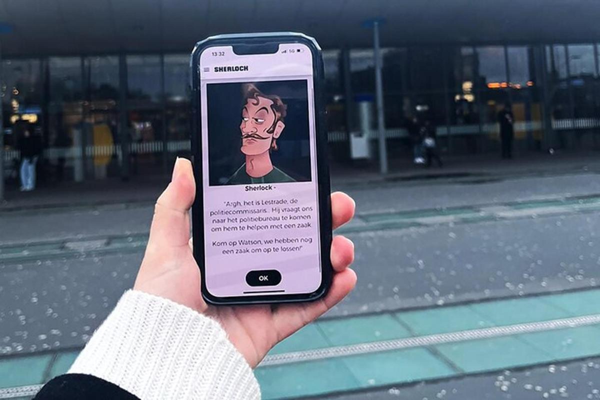 una persona che tiene in mano un telefono cellulare con una foto sopra