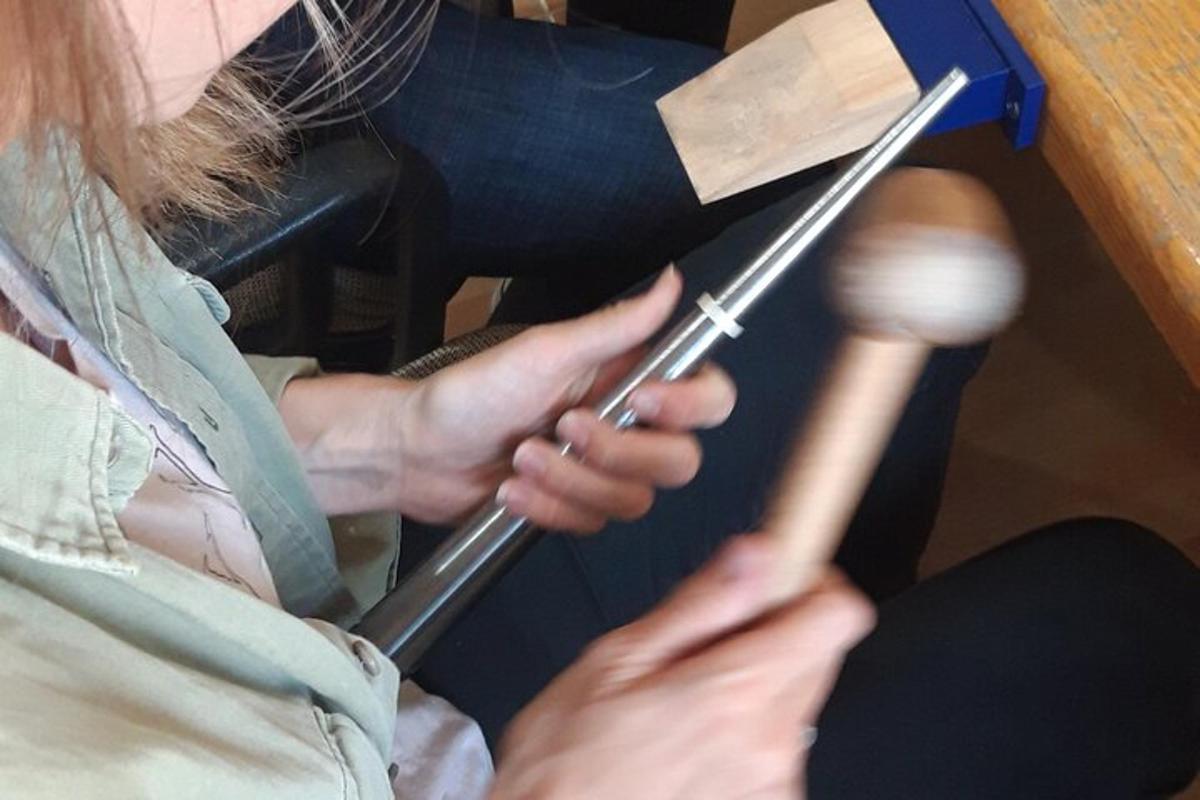 žena držící baseballovou pálku a dřevěnou pálku