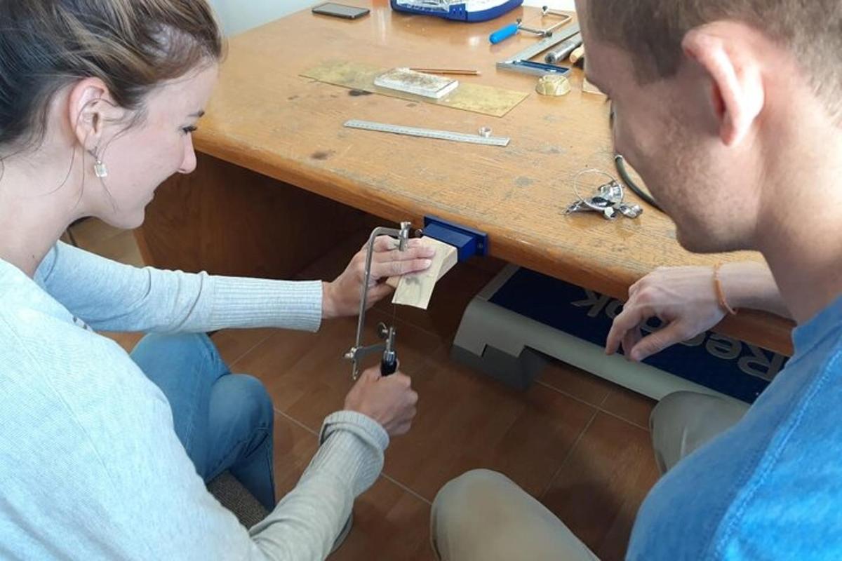 muž a žena sedící u stolu se strojem