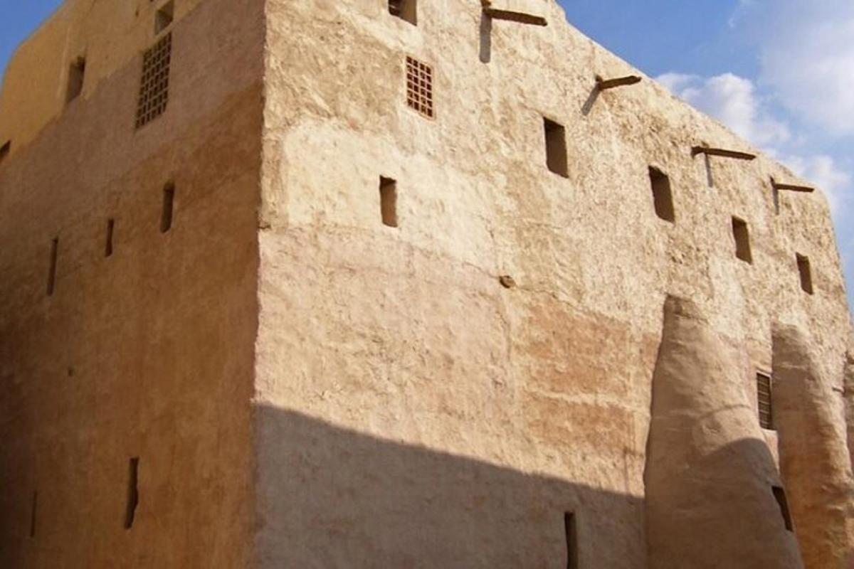 مبنى كبير من الطوب به نوافذ على جانبه
