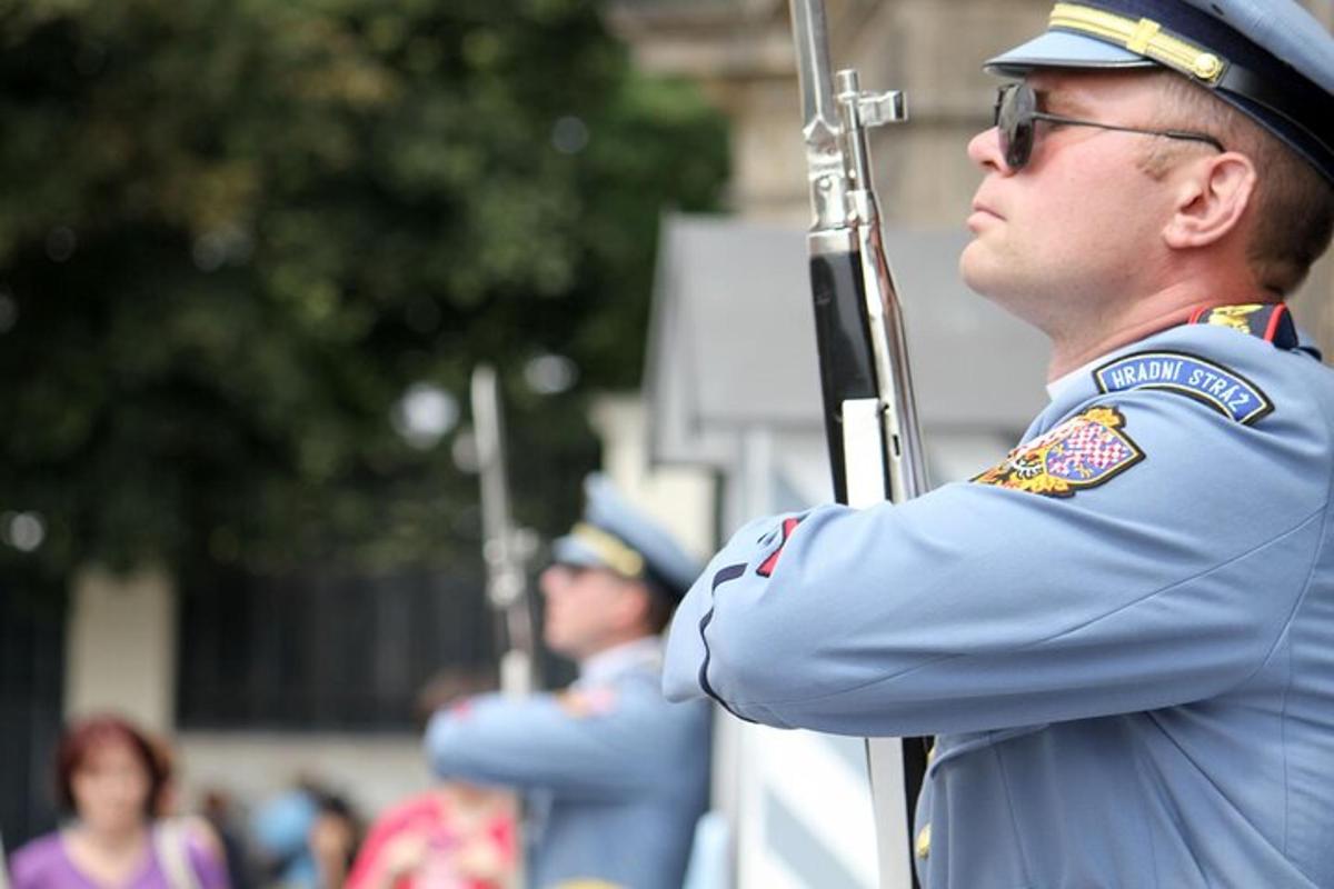 muž v policejní uniformě držící pušku