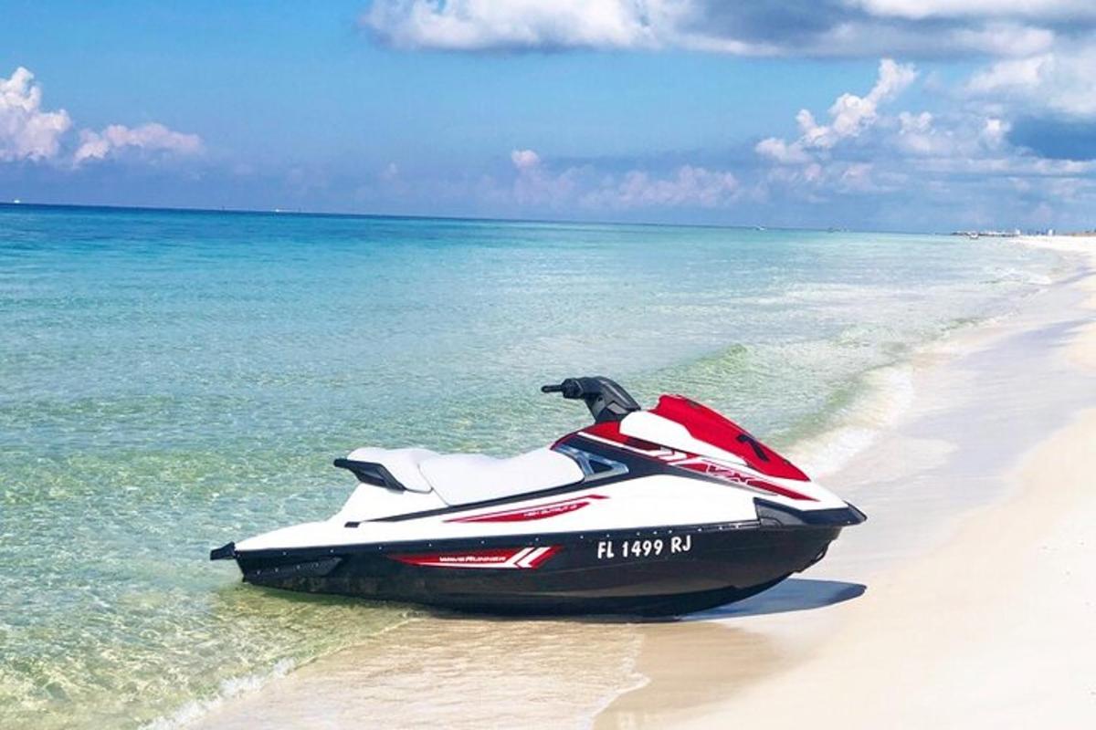 un jet ski stând pe o plajă lângă ocean