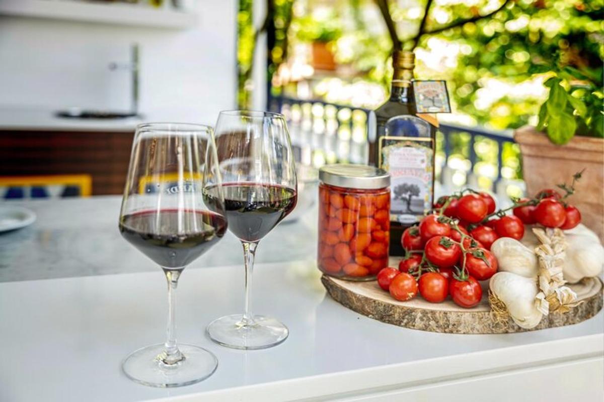 dva kozarca vina na mizi z zelenjavo