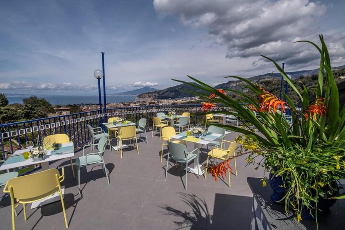 un ristorante con tavoli e sedie su un balcone