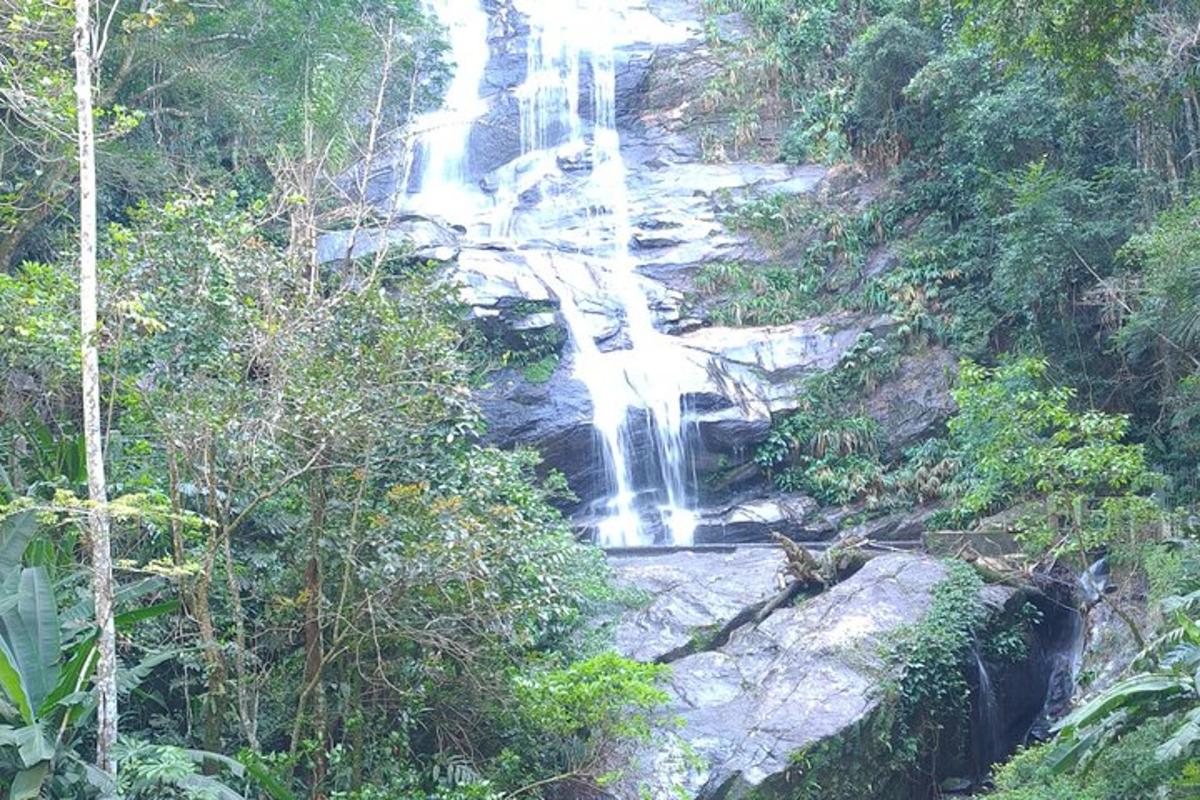 ein Wasserfall mitten im Wald