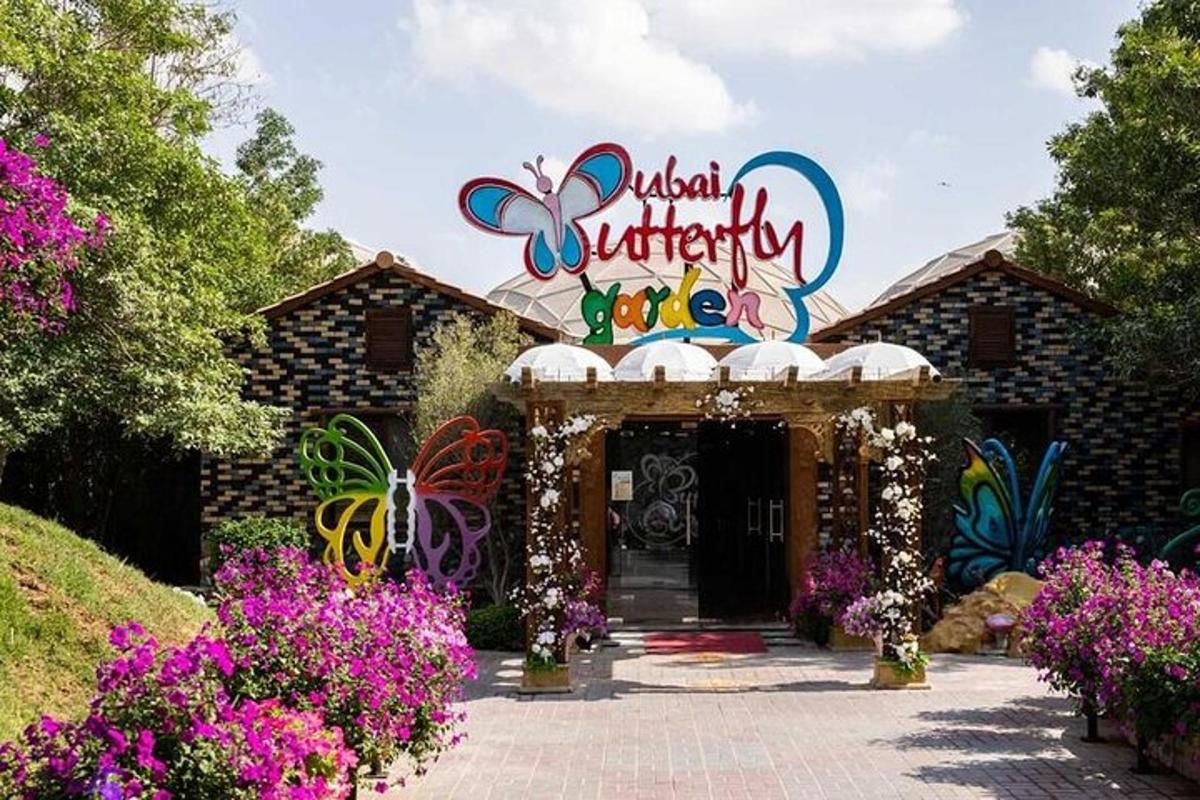 un edificio con un cartello che recita "anniversario magico"