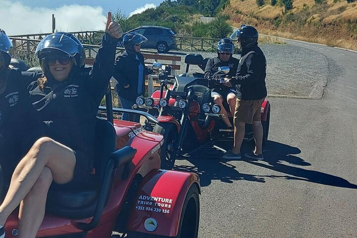 un gruppo di persone in motocicletta sulla strada