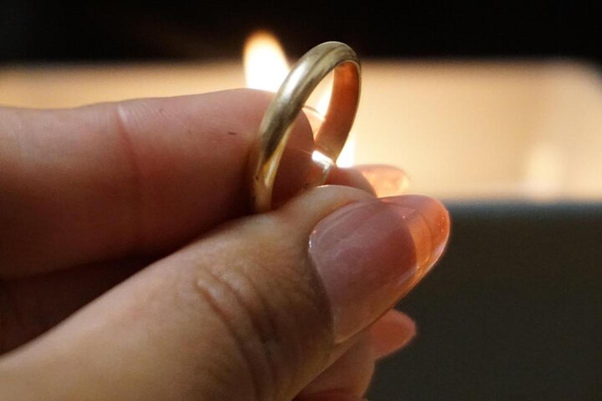inimene, kes hoiab käes väikest eset