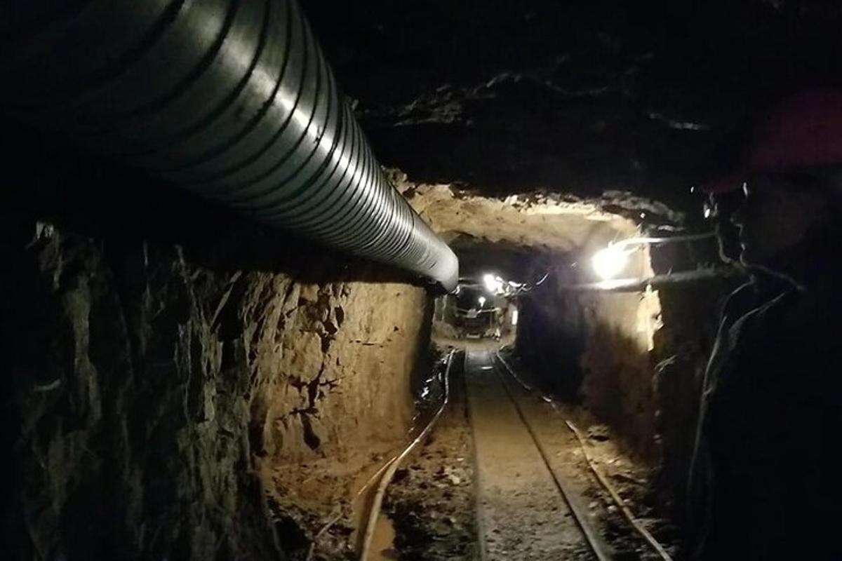 vlak metra projíždějící tunelem v noci