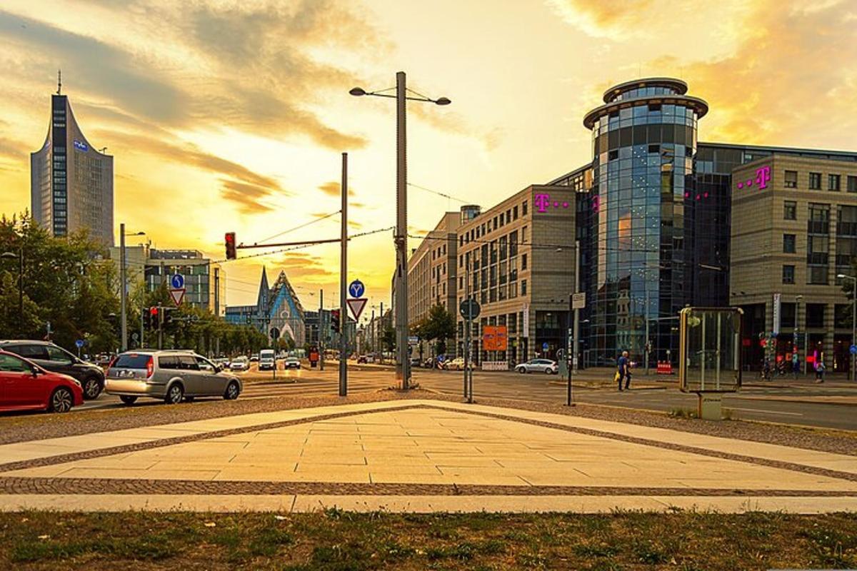 μια πόλη με αυτοκίνητα παρκαρισμένα σε έναν δρόμο με κτίρια