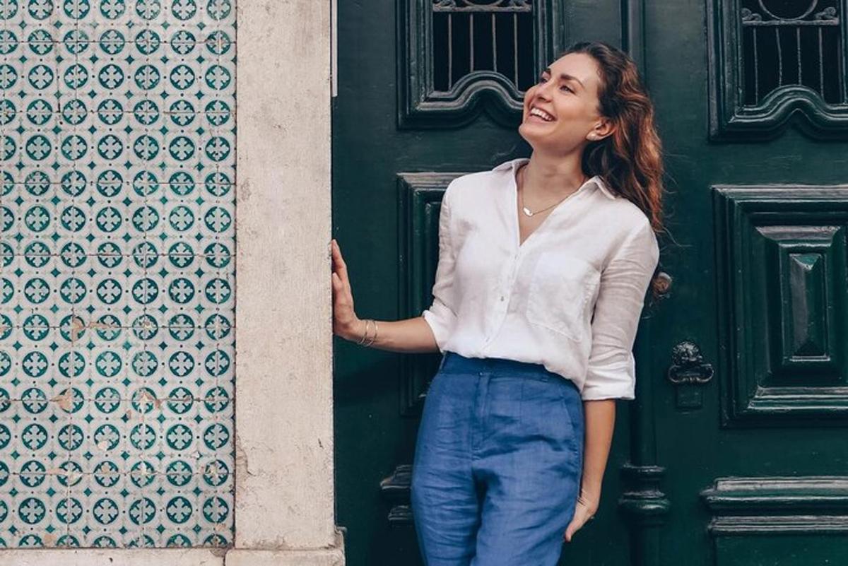 Una mujer parada frente a una puerta verde