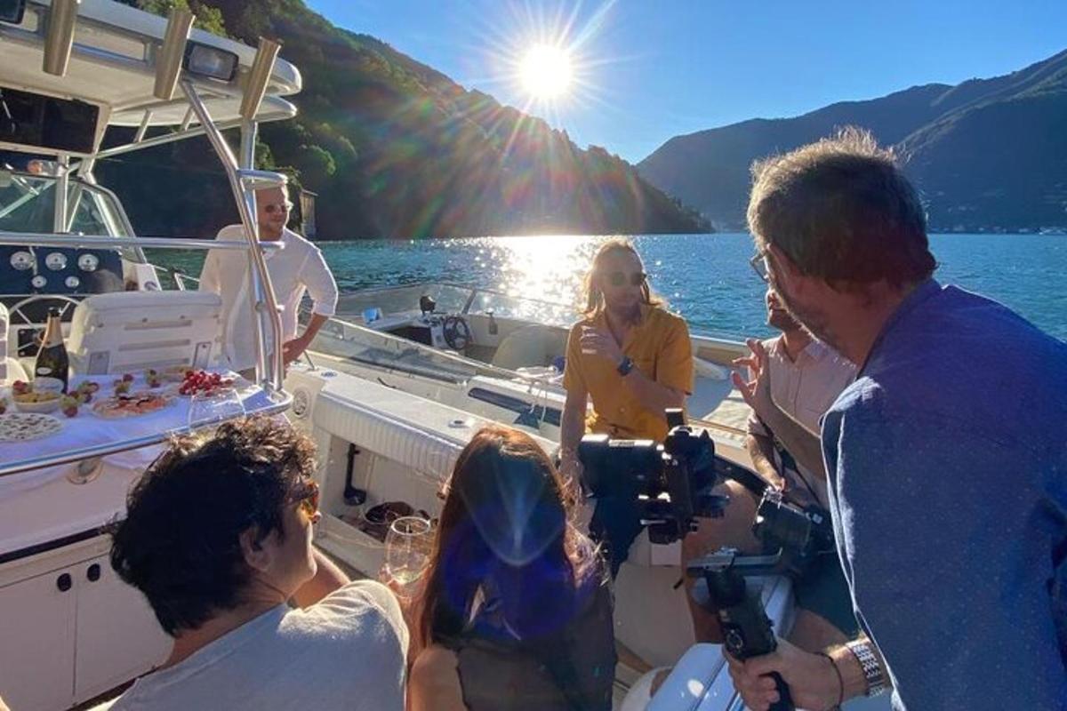 um grupo de pessoas em um barco na água