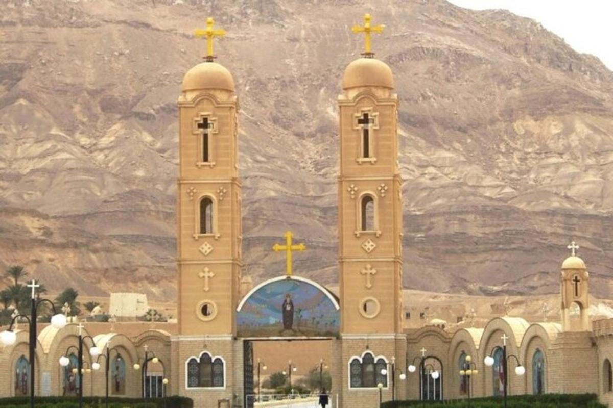 كنيسة عليها صليبان