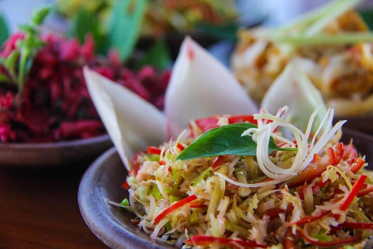 sepinggan makanan dengan salad di atas meja
